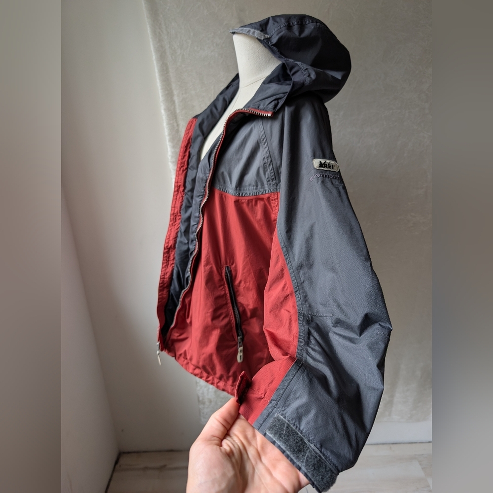 REI Nylon Raincoat Zip Up Zip Pockets Cinch Clip Waist Velcro Cuff